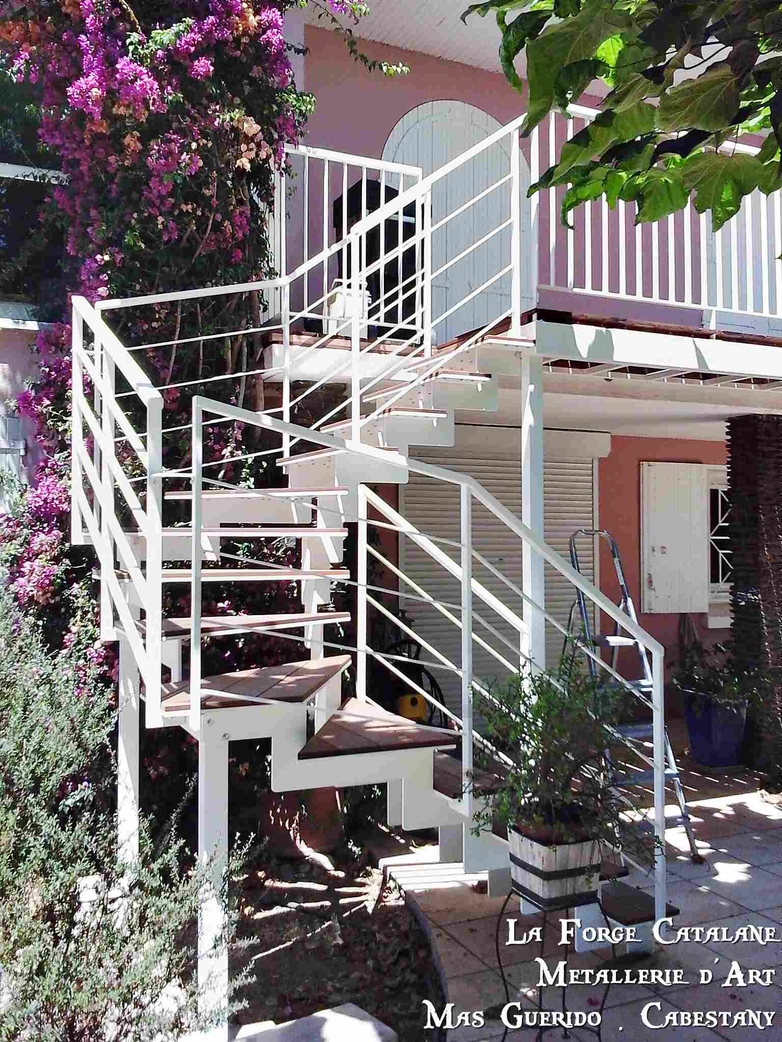 Escalier double limon cremaillere double quart tournant thermolaquage blanc marche bois  Forge Catalane.jpg